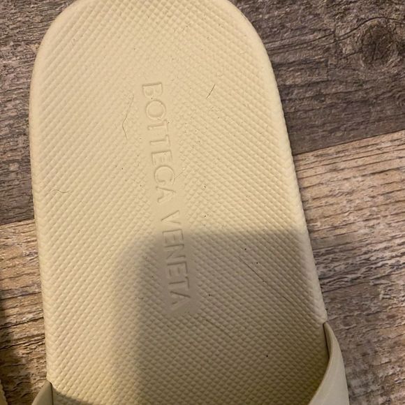 [bottega veneta] cream colored pool slides - Picture 2 of 6